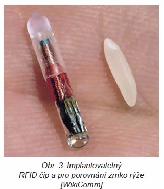 Obr. 3 Implantovatelný RFID čip a pro porovnání zrnko rýže [WikiComm]
